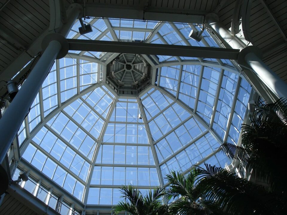 หลังคาแบบ Glass Atrium มักพบในอาคารสาธารณะ